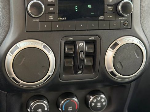 Used 2018 Jeep Wrangler Unlimited Sahara AWD/4WD image 12