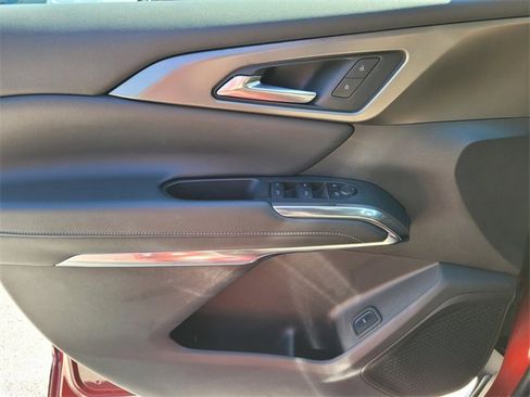 Used 2025 Chevrolet Traverse LT image 28