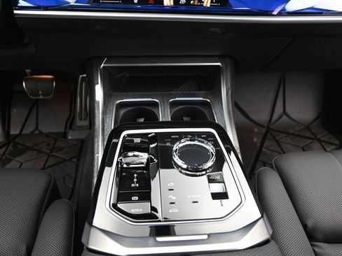 Used 2025 BMW 760i xDrive w/ Luxury Rear Seating Package image 13