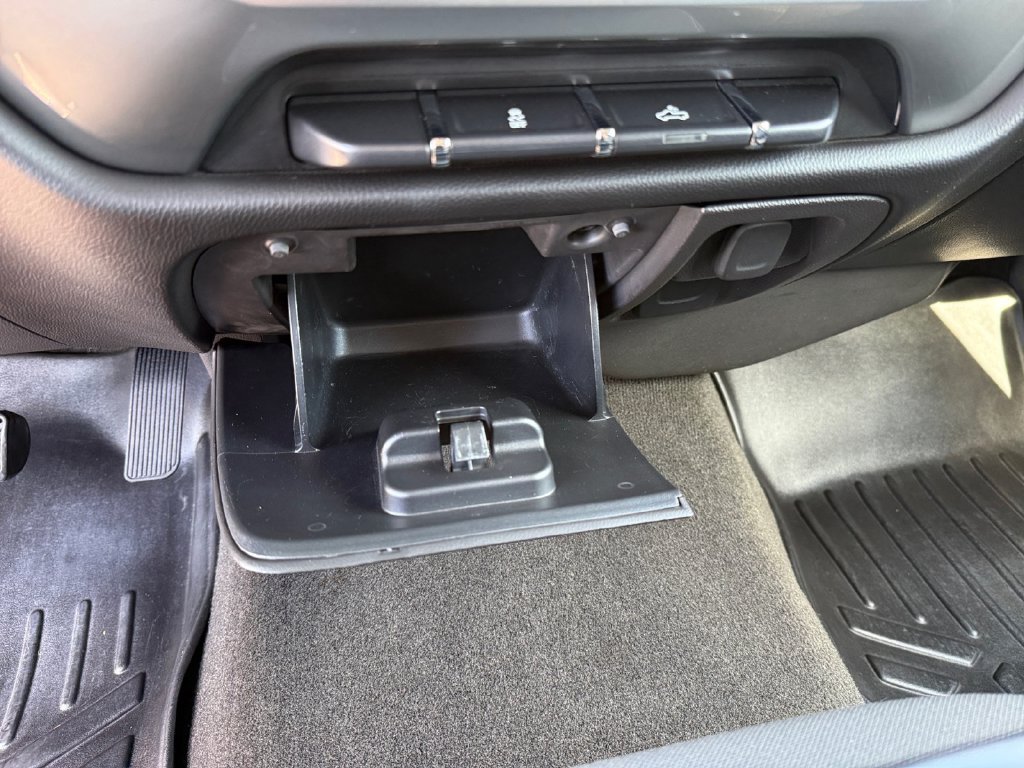 Used 2018 Chevrolet Silverado 1500 LT w/ LT Eassist Package AWD/4WD image 21