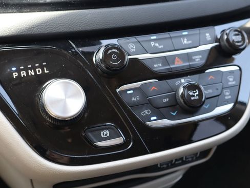 Used 2023 Chrysler Pacifica Touring-L FWD image 25