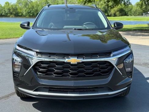 New 2025 Chevrolet Trax LT w/ Driver Confidence Package FWD image 2