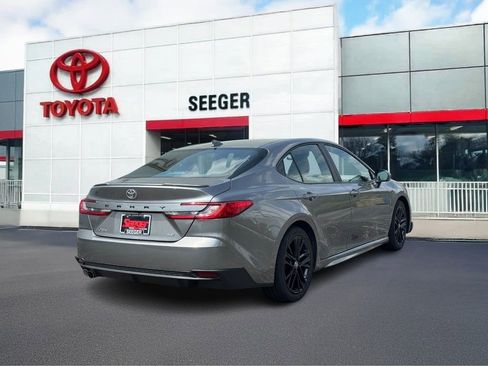 Used 2025 Toyota Camry SE FWD image 3
