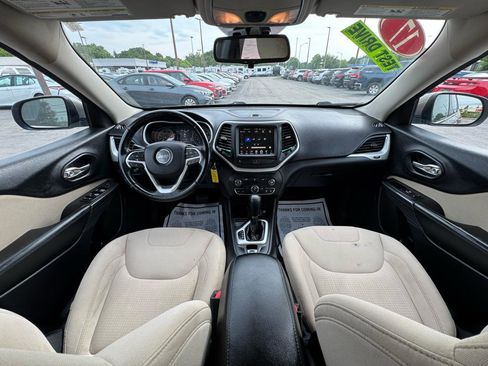 Used 2017 Jeep Cherokee Latitude w/ Cold Weather Group FWD image 15