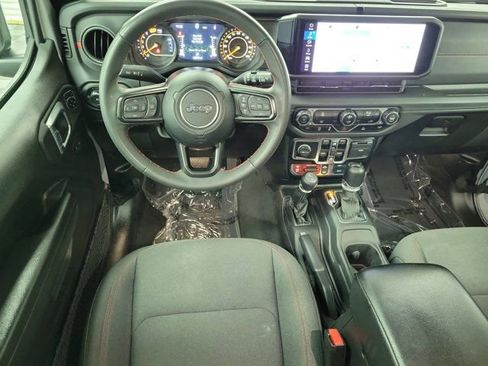 Used 2024 Jeep Wrangler Rubicon image 14