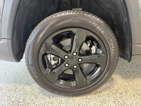 Used 2024 Jeep Grand Cherokee L Altitude AWD/4WD image 37