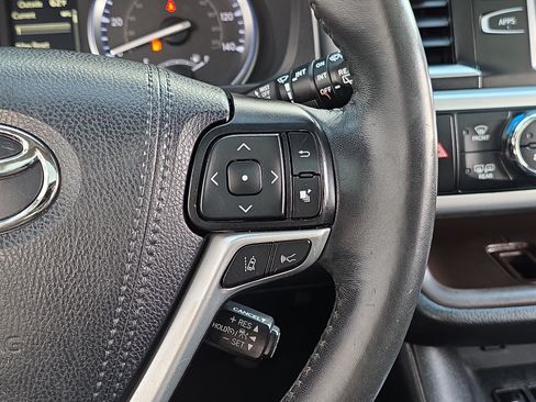 Used 2019 Toyota Highlander XLE AWD/4WD image 14