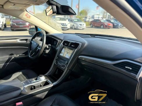 Used 2018 Ford Fusion SE w/ Fusion SE Technology Package FWD image 11