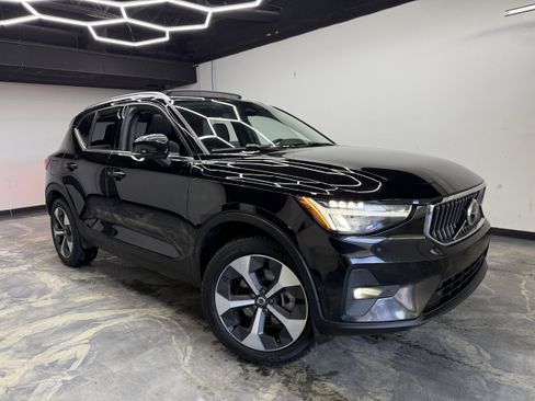 Used 2024 Volvo XC40 B5 Plus image 3