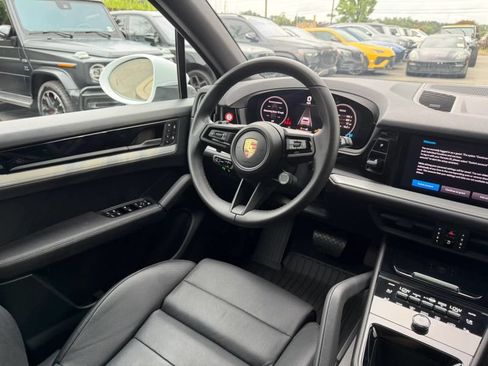 Used 2024 Porsche Cayenne AWD/4WD image 16