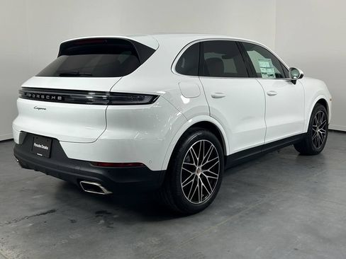 Used 2025 Porsche Cayenne AWD/4WD image 7