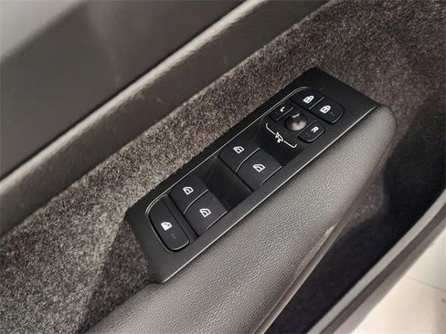 Used 2025 Volvo XC40 B5 Core image 22