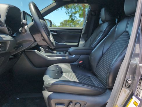 Used 2022 Toyota Highlander XSE AWD/4WD image 15