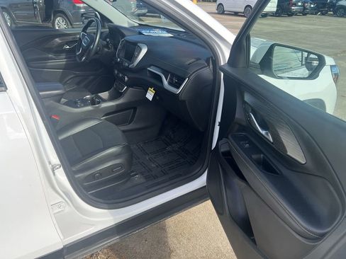 Used 2024 GMC Terrain SLT image 22