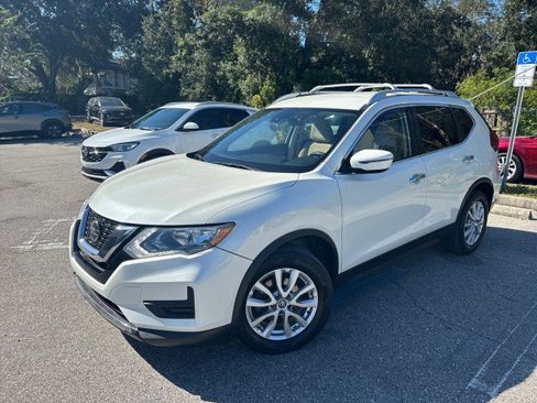 Used 2019 Nissan Rogue SV image 2