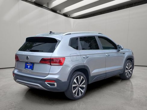 Used 2023 Volkswagen Taos SE w/ Panoramic Sunroof Package FWD image 3