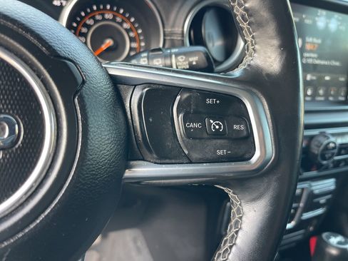 Used 2018 Jeep Wrangler Unlimited Sahara image 17