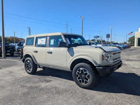 New 2025 Ford Bronco 4-Door image 3