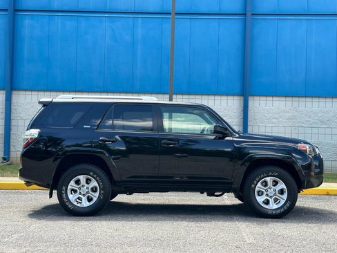 Used 2017 Toyota 4Runner SR5 AWD/4WD image 4
