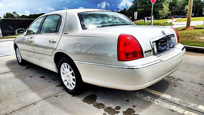 Used 2006 Lincoln Town Car Signature RWD image 7