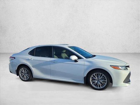 Certified 2019 Toyota Camry XLE FWD image 4