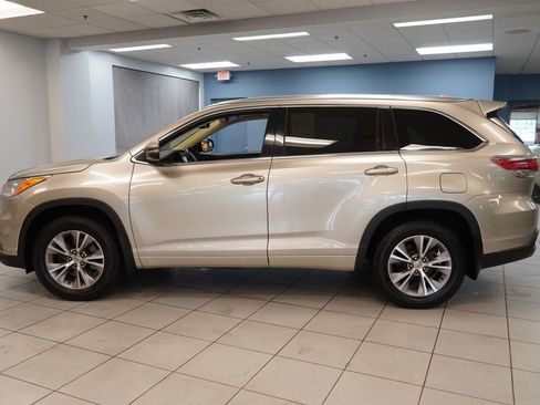 Used 2015 Toyota Highlander XLE AWD/4WD image 2