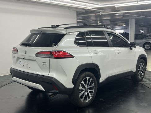 Used 2025 Toyota Corolla Cross XLE image 3