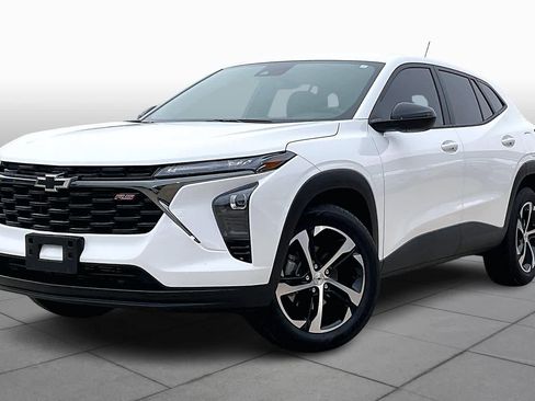 Certified 2025 Chevrolet Trax RS w/ Driver Confidence Package image 4