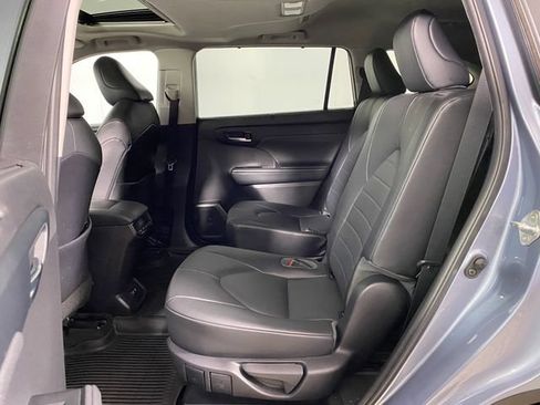 Certified 2021 Toyota Highlander XLE AWD/4WD image 13