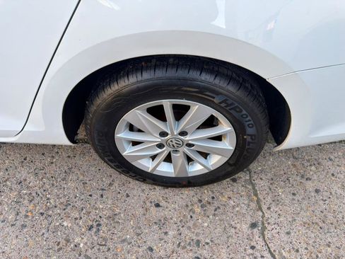 Used 2015 Volkswagen Golf S image 24