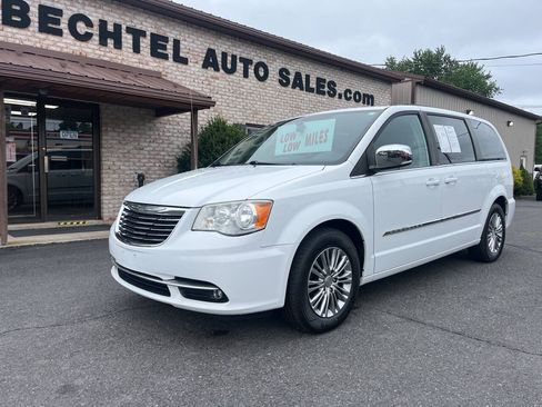 Used 2014 Chrysler Town & Country Touring-L FWD image 2