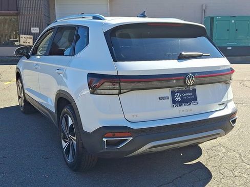 Certified 2025 Volkswagen Taos SE w/ Panoramic Sunroof Package image 8