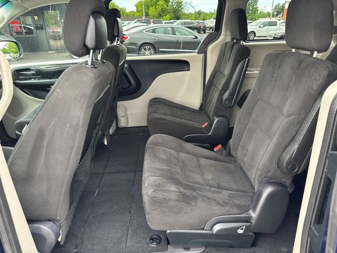 Used 2017 Dodge Grand Caravan SE w/ UConnect Hands-Free Group FWD image 15