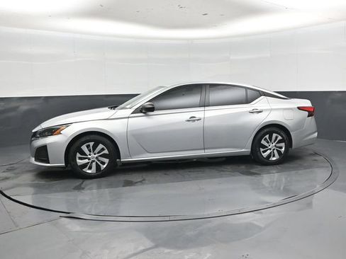Used 2024 Nissan Altima 2.5 S FWD image 7