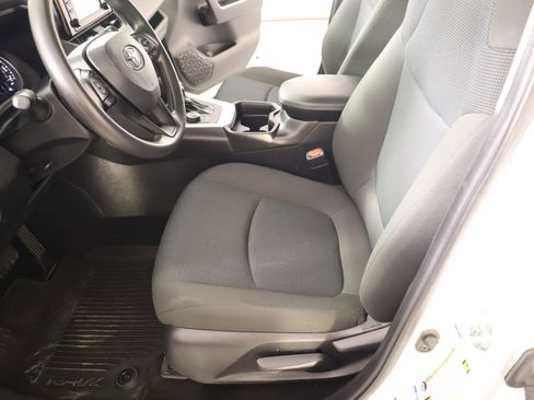 Used 2021 Toyota RAV4 LE image 9