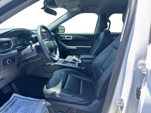 Certified 2023 Ford Explorer XLT w/ Equipment Group 202A RWD image 9