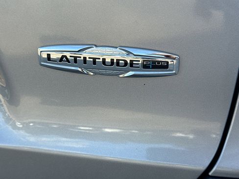 Used 2021 Jeep Cherokee Latitude Plus FWD image 11