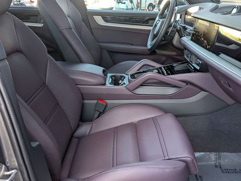 Certified 2025 Porsche Cayenne AWD/4WD image 26
