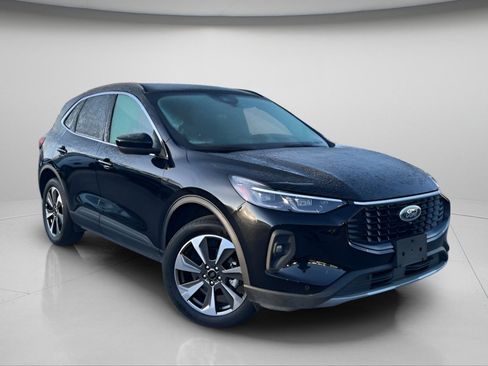 Used 2024 Ford Escape Platinum image 2