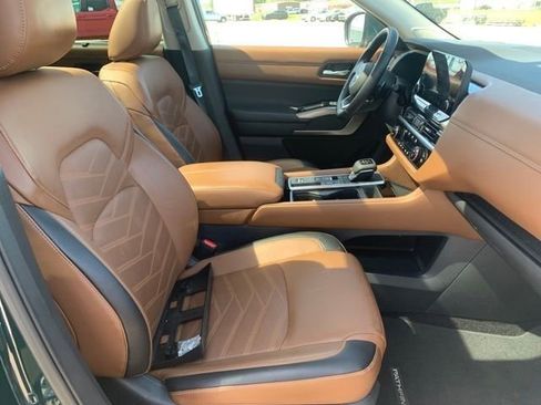 Used 2025 Nissan Pathfinder Platinum w/ Black Appearance Package FWD image 32