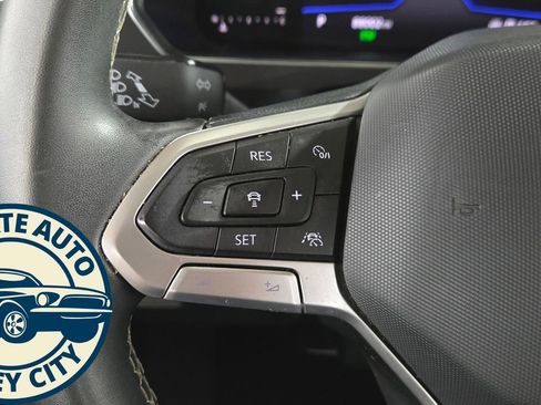 Used 2022 Volkswagen Tiguan SE w/ Panoramic Sunroof Package AWD/4WD image 12