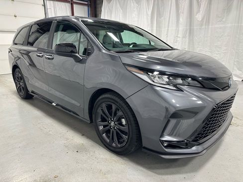 Used 2025 Toyota Sienna XSE image 1