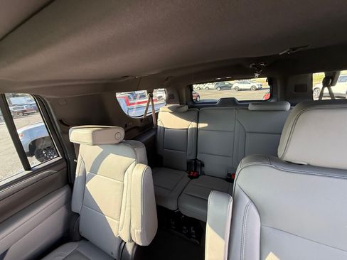 Used 2023 GMC Yukon XL SLT AWD/4WD image 8