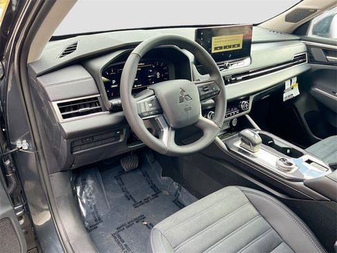 New 2025 Mitsubishi Outlander SE image 9