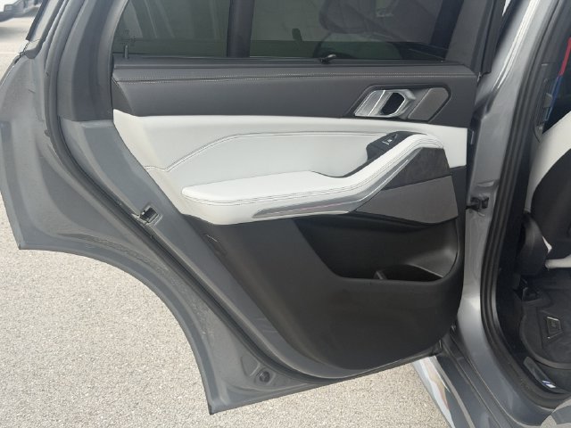 Used 2026 BMW X5 xDrive40i w/ M Sport Package AWD/4WD image 36