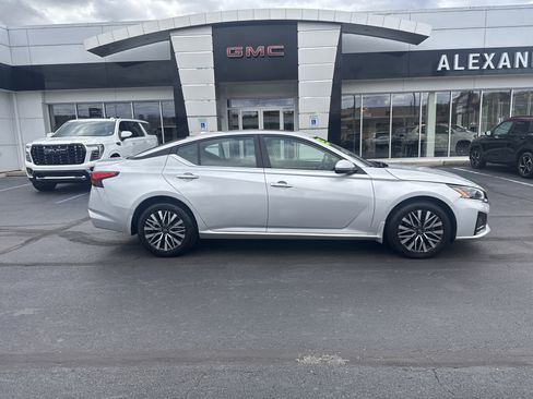 Used 2023 Nissan Altima 2.5 SV w/ SV Premium Package image 2