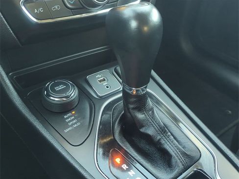 Used 2023 Jeep Cherokee Altitude Lux image 21