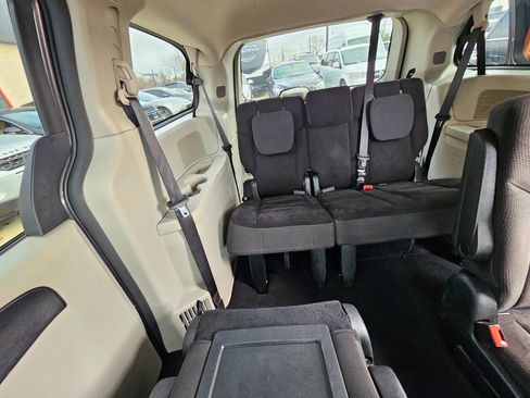 Used 2018 Dodge Grand Caravan SE w/ UConnect Hands-Free Group image 9