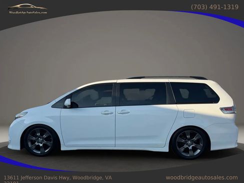 Used 2016 Toyota Sienna SE Premium image 3