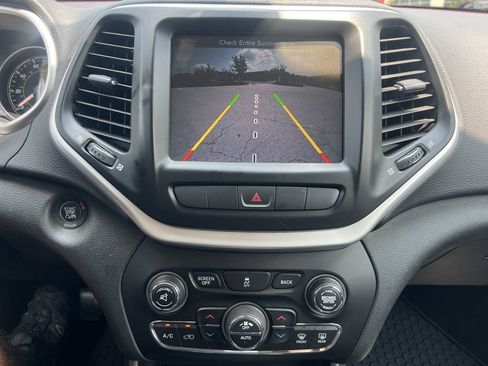 Used 2014 Jeep Cherokee Trailhawk w/ Comfort/Convenience Group AWD/4WD image 8